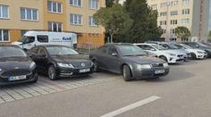 Řidiči bojují o parkovací místa. Jejich nedostatek trápí řadu měst
