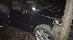 Napodruhé muž policistům neujel, zastavil ho strom a výstřel! VIDEO