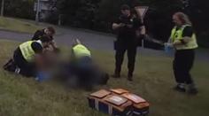 Policisté zachránili život podřezanému muži. Pomohli i seniorovi v bezvědomí