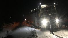 Autobus s důchodci uvízl v závěji. Evakuovali je na skútru