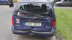 Řidič naboural dvě auta a ujel. Nehodu chtěl svést na neznámého zloděje