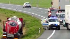 Zase stejná cisterna! Srazila auto v protisměru. Byl to stejný řidič?!