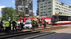 Srážka auta s tramvají zablokovala dopravu! Řidiče museli vyprostit