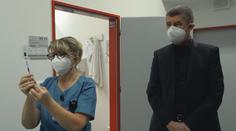 Pět, nebo šest dávek v ampuli: Lékařka ukázala, jak se vakcína ředí a kolik jí je
