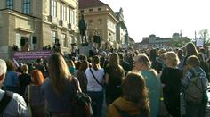 Lidé zaplnili Hradčanské náměstí na protest Zemanovi a Babišovi 