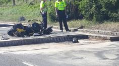 Motorkář objížděl auta zavřeným pruhem, má vážné zranění hlavy