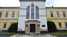 Takhle to vypadá v zámku, kde žil Heydrich. Je prokletý, věří místní