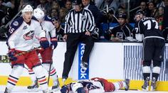 Chvíle hrůzy v NHL. Hokejistu sejmul rozhodčí, museli ho ovézt