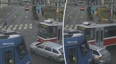 Řidič v Brně vjel mezi tramvaje, hasiči ho museli vyprošťovat