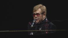Elton John odehrál svůj poslední koncert v USA. S Evropou se rozloučí příští rok