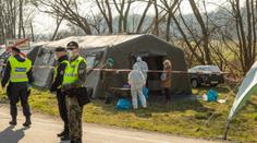 Policie bude kontrolovat, zda řidiči musí cestovat. Nemocnice zřídí lůžka pro pacienty s Covid-19