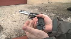 Muž s pistolí několik hodin děsil lidi, zbraň neodložil ani před policisty!