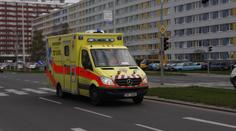 Tragická nehoda na Karlovarsku: Jeden z řidičů zemřel, další je zraněný