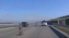 Auto dvakrát nebezpečně předjíždělo v zúžení, vše natočila kamera!