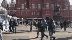 V ruských městech protestovali lidé proti válce. Tisíce demonstrantů policie zatkla