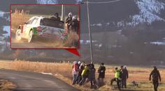 VIDEO: Obětaví diváci! Drželi sloup, aby se mohlo závodit dál
