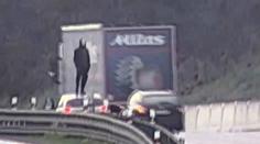 VIDEO: Řidič zastavil na dálnici v levém pruhu, vystoupil a začal tancovat
