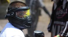 V ulicích Detroitu zuří paintballová válka, policii se nedaří ji potlačit