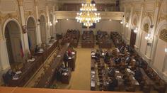 Politikům se nechce do zmražení platů. Tlačí na ně ale i prezident