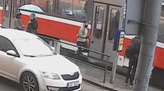 Cestující měl napadnout a okrást revizorku v Brně. Pátrá po něm policie