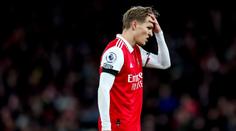 To je smůla. Fanoušek zrušil dovolenou, aby viděl Arsenal vyhrát titul. Žena zuří