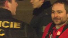 BOJ O HRAD: Vyšplhal na stožár pověsit vlajku EU. Odvezla ho policie. VIDEO Z AKCE