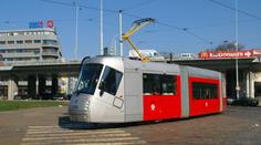 Neznámý útočník v Praze prostřílel okna tramvaje!