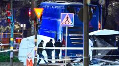 Autobus ve Stockholmu narazil do zastávky plné lidí. Tři nepřežili