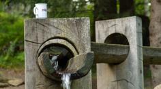 Turisty u Domažlic těšila pivní studánka. Skončila kvůli "aktivní občance"