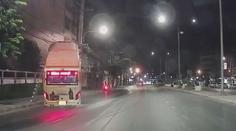 VIDEO: Autobus zůstal po nehodě viset na elektrickém vedení. Cestující byli uvězněni