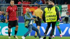 Fanoušek na hřišti narušil zápas na Euru. Náš nejlepší driblér, smějí se Albánci