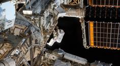 Astronauti vyrazili mimo bezpečí ISS, připojili nový adaptér
