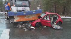 Policie vyšetřuje tragickou srážku sypače a auta. Kvůli pokusu zavřela silnici