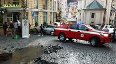 Západem Čech se prohnaly silné bouřky. V Karlových Varech déšť vymlel dlažbu
