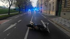Motorkář se srazil s chodkyní, ta nepřežila. Na místě zemřel i pes