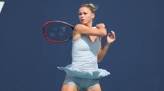 Krásná tenistka se účastní Survivoru. Na ostrově vzbuzuje zájem mnoha mužů