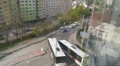 Město opravilo křižovatku, autobusy tudy sotva projedou. Řidiči zuří!