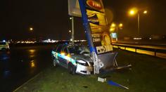 Policisté dostali při odbočování k benzince smyk a napálili billboard