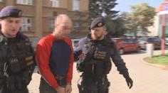 Muž měl zabít dceru a zranit syna, soud ho poslal do vazby