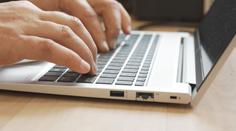 Studentka prodávala přes internet knížku. Podvodník ji připravil o 100 tisíc