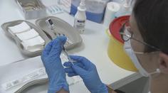 Vakcinace čtvrtou dávkou by mohla začít v létě. Experti se přou, koho přeočkovat