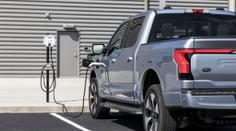 Automobilku Ford vyděsil požár nových elektrických pick-upů. Musela zastavit výrobu