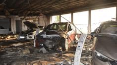 Požár autosalonu: Z nových vozů zbyly jen ohořelé vraky. FOTO