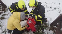 Holčička se zasekla v houpačce, vyprostit ji museli hasiči
