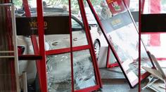 Kuriózní nehoda v Pelhřimově. Auto projelo vchodem do prodejny potravin