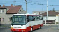 Ožralý autobusák vezl v Plzni cestující skrz pole. Měl 3 promile
