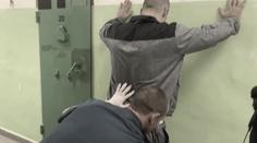 Razie ve věznici. Rodinný gang tam měl pašovat drogy, vydělal statisíce