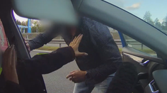 Muž na dálnici napadl ženu s dítětem. I policie je v šoku, neudržela emoce: Ubožák