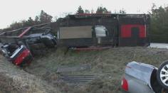 Kamion vysypal NÁKLAD AUTOMOBILŮ! Silnice UZAVŘENA!