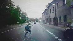 Toto ukažte doma dětem. Školák vběhl autu pod kola, k neštěstí chyběly centimetry